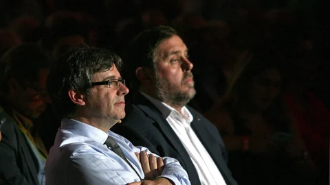 Carles Puigdemont y Oriol Junqueras durante un acto unitario del independentismo en favor de la celebración de un referéndum el 1 de octubre, esta noche en el Tarraco Arena de Tarragona.