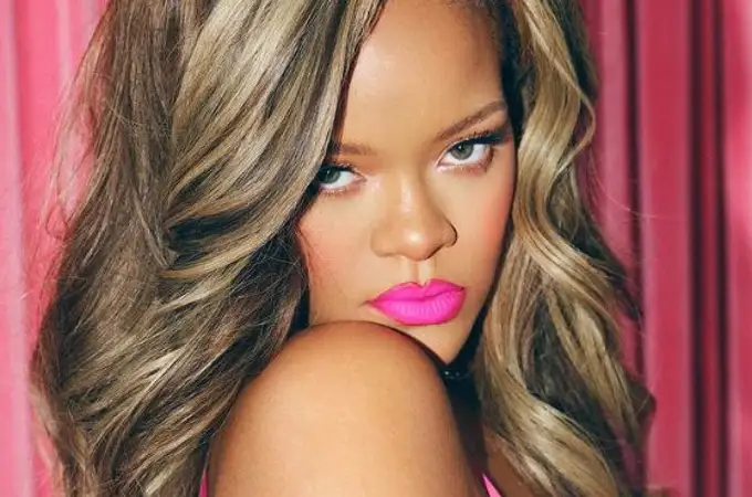 Rihanna incendia las redes con su nuevo look