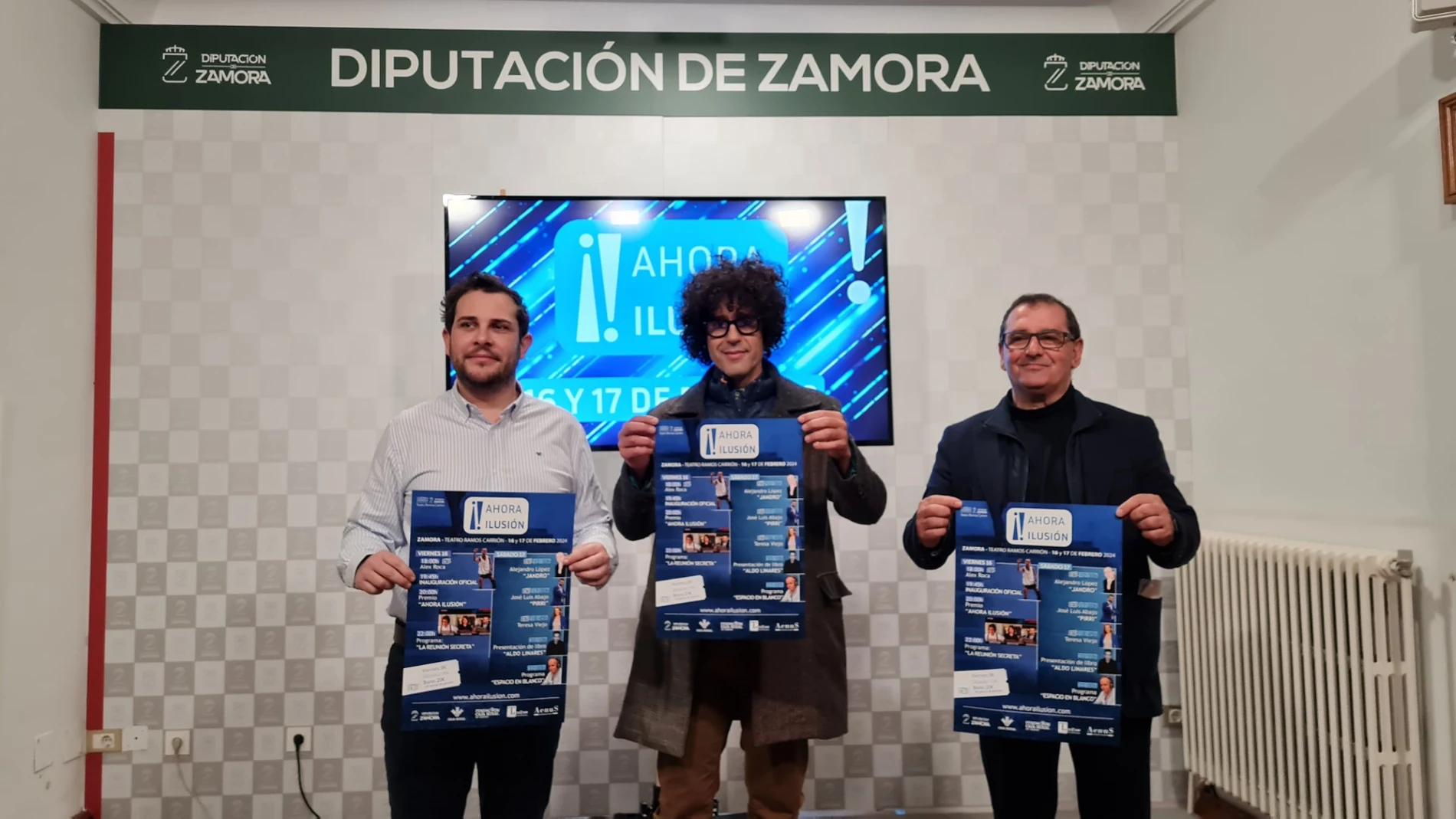 Miguel de Lucas presenta el Congreso junto ael vicepresidente primero y diputado de Educación, Cultura y Turismo de la Diputación de Zamora, Víctor López de la Parte; y el director de comunicación de Caja Rural de Zamora, Narciso Prieto Martín