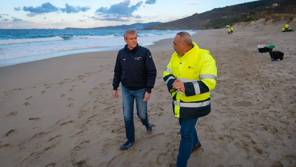 Pélets.- Rueda visita la playa de Barrañán, en Arteixo (A Coruña), para conocer las tareas de limpieza de pélets