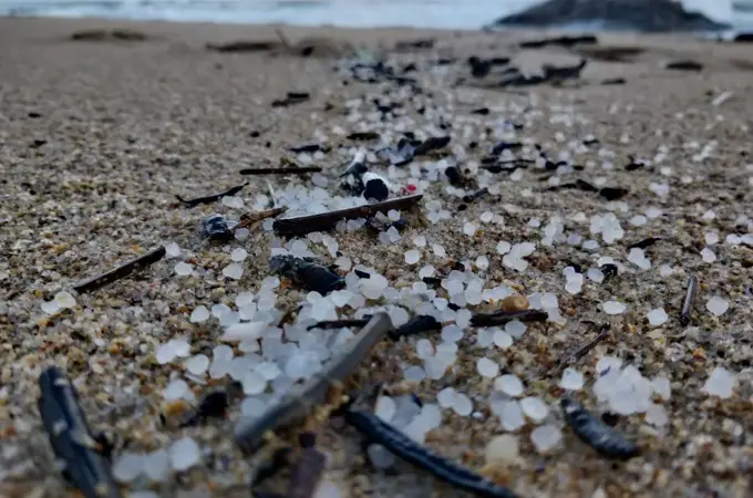 Sopa de plástico: 10 billones de pélets acaban cada año en el océano
