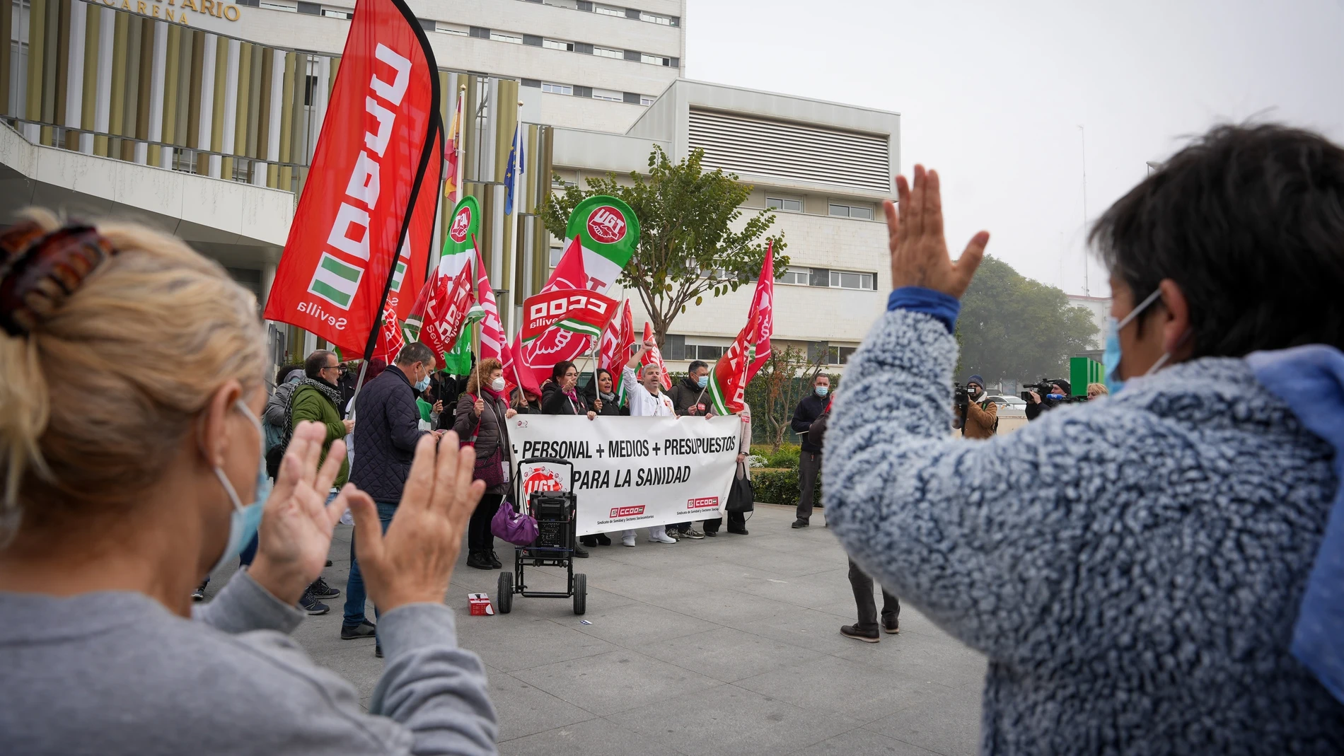 Profesionales sanitarios protestan frente al Hospital Virgen Macarena de Sevilla