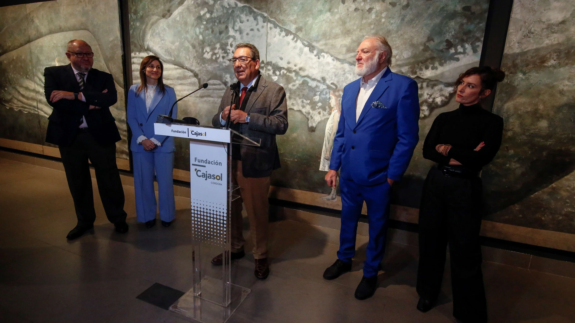 Pulido (centro) interviene en la inauguración de la exposición, junto a la comisaria y la coordinadora de la misma, el pintor (2º dcha), el rector de la UCO.
