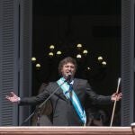 El presidente electo de Argentina, Javier Milei, sale al balcón de la Casa Rosada para saludar a simpatizantes, hoy en Buenos Aires (Argentina).