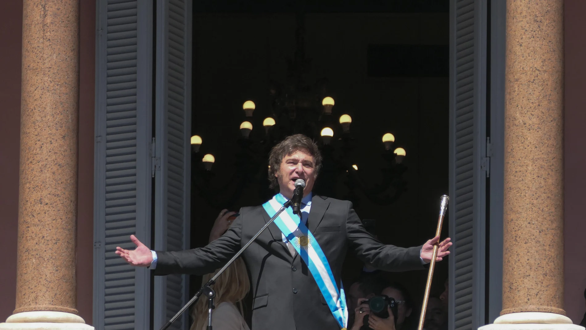El presidente electo de Argentina, Javier Milei, sale al balcón de la Casa Rosada para saludar a simpatizantes, hoy en Buenos Aires (Argentina).