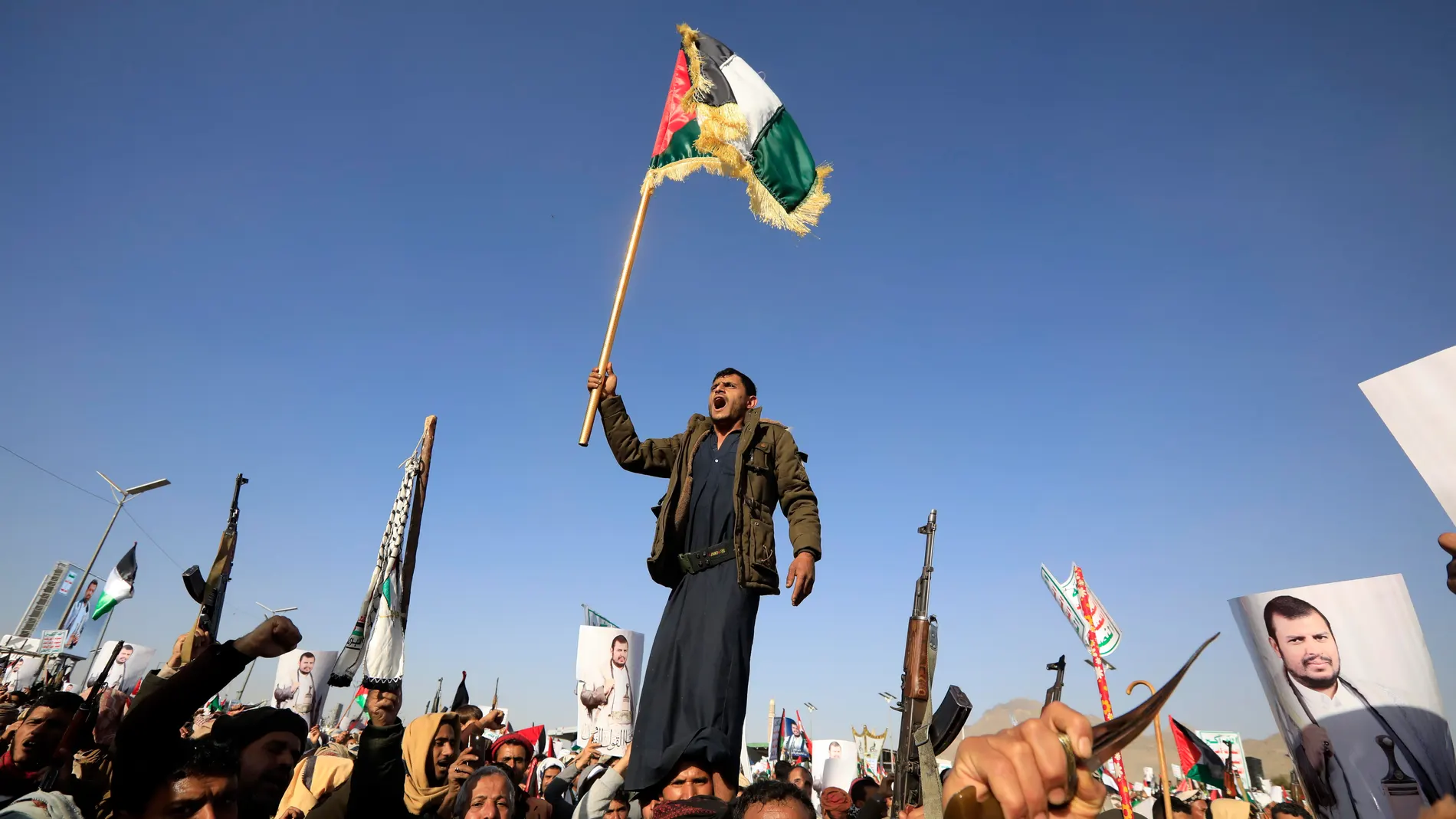 Sana'a (Yemen), 12/01/2024.- A person shouts slogans while weaving a Palestinian flag during a protest against a multinational operation to safeguard Red Sea shipping following US and UK airstrikes on Houthis military sites, in Sana'a, Yemen, 12 January 2024. According to the Houthis military spokesman Yahya Sarea, five Houthi fighters were killed and six others wounded in a total of 73 airstrikes carried out by the United States and the United Kingdom against several Houthis-controlled sites...