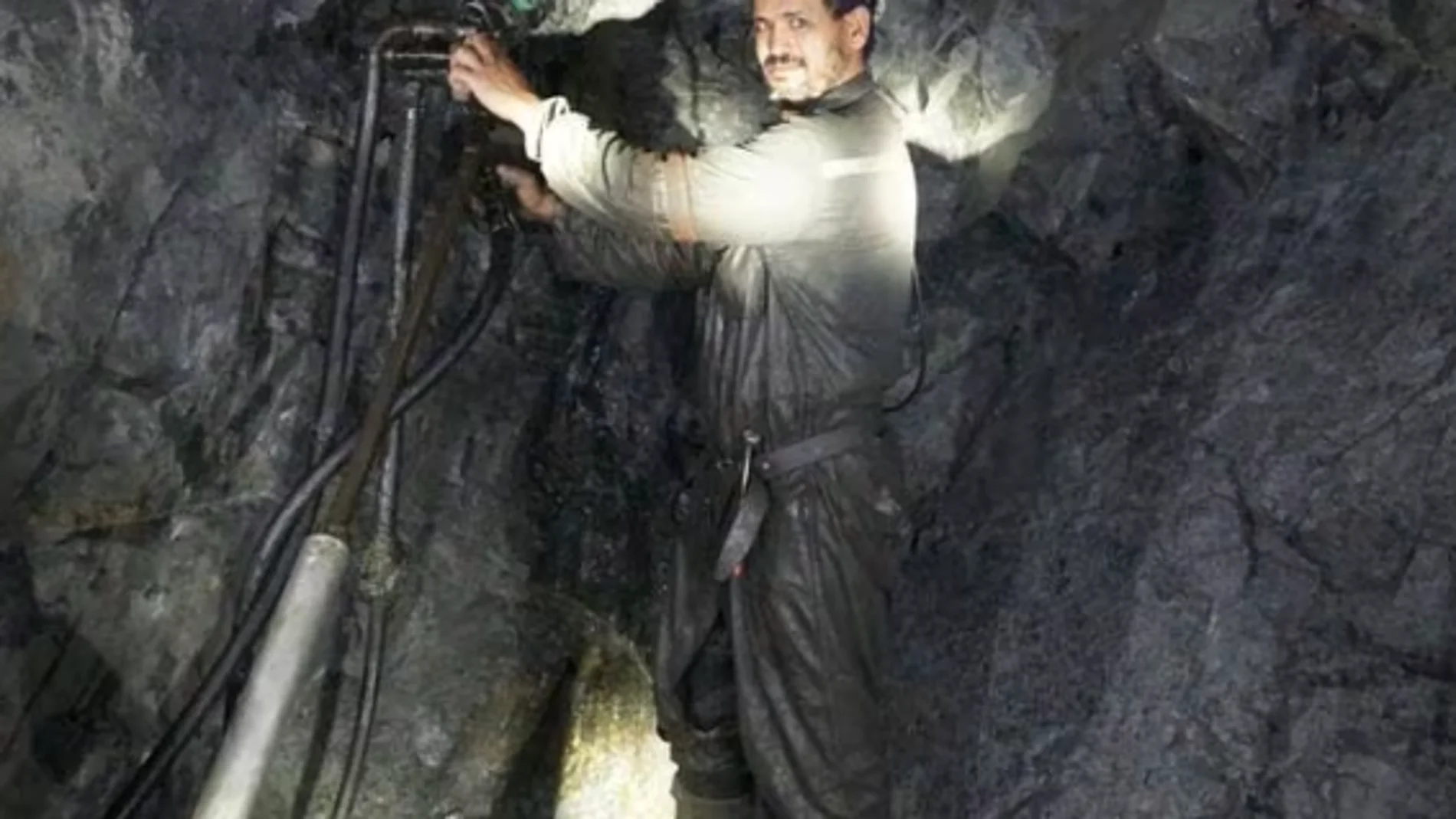 Un trabajados, en la mina