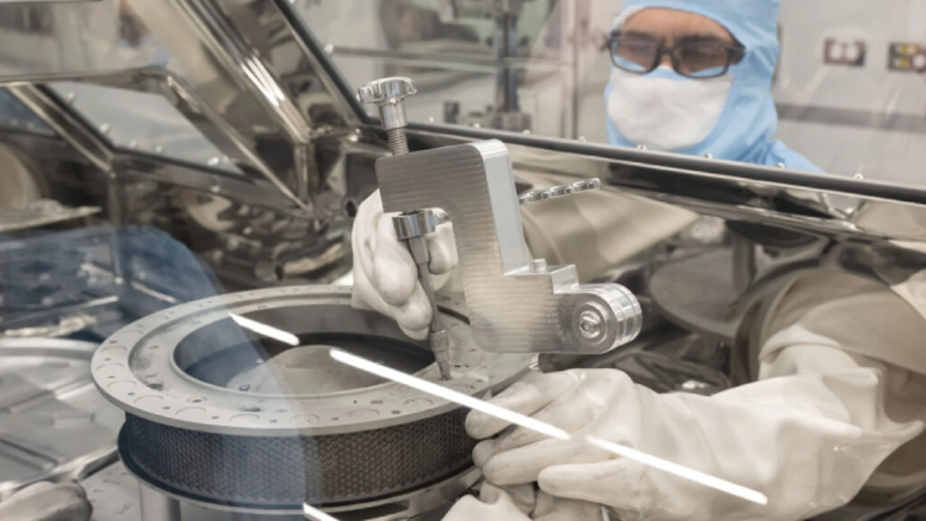 La NASA consigue extraer los dos últimos tornillos de la cápsula con las muestras del asteroide Bennu.