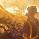 Bomberos trabajan en Arona (Tenerife) en un incendio que puede durar varios días