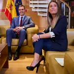 Pedro Sánchez, con la portavoz de Junts per Catalunya en el Congreso, Míriam Nogueras