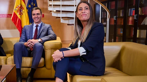 Pedro Sánchez, con la portavoz de Junts per Catalunya en el Congreso, Míriam Nogueras