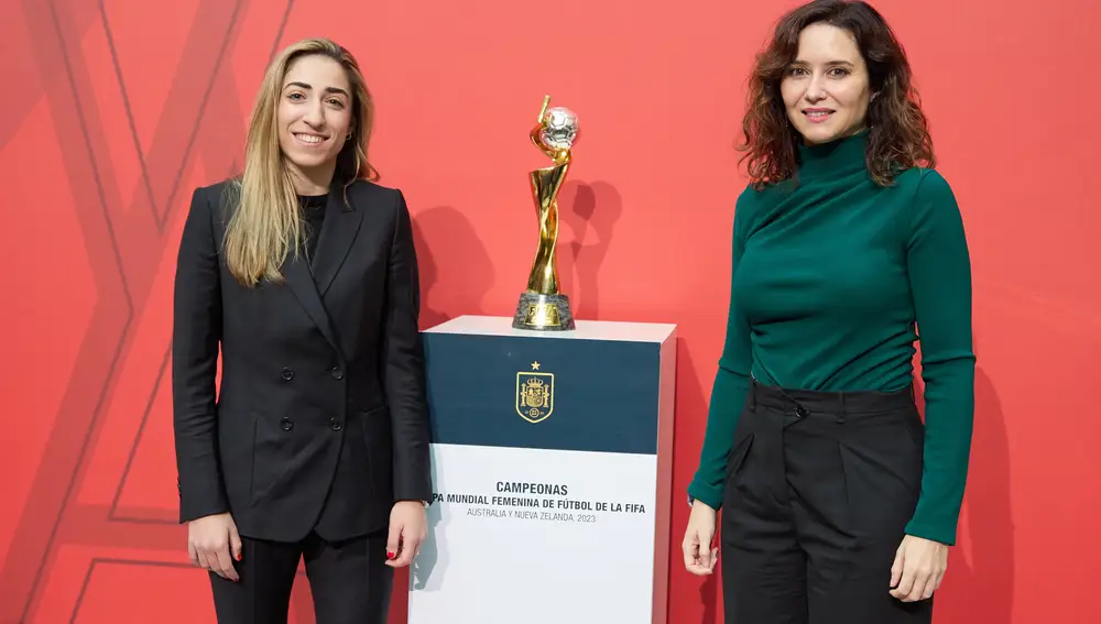 Ayuso presenta la exposición de los trofeos del Mundial Femenino de Fútbol y de la UEFA Nations League masculina