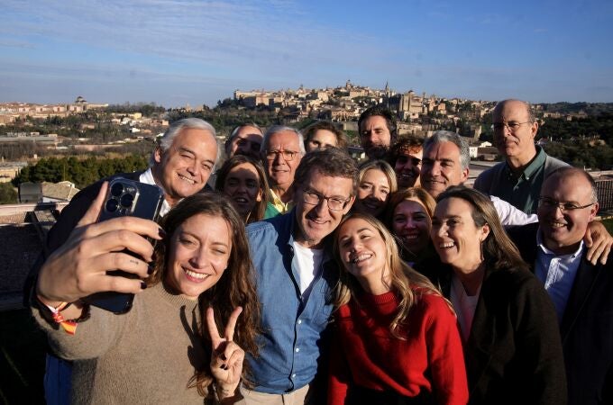 Alberto Núñez Feijóo se hace un selfie con su equipo durante la reunión del comité de dirección del PP en Toledo. 