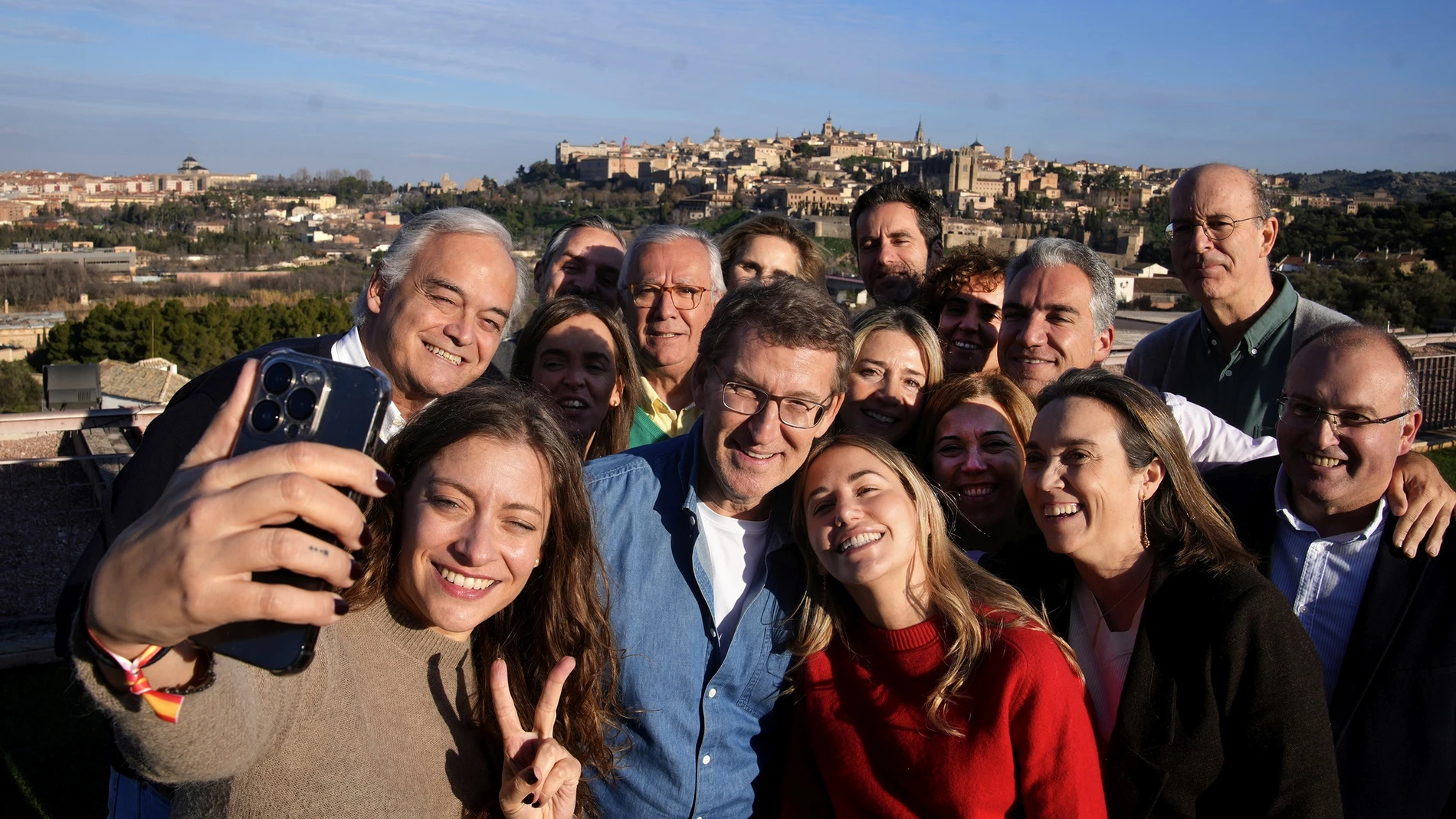 Alberto Núñez Feijóo se hace un selfie con su equipo durante la reunión del comité de dirección del PP en Toledo. 