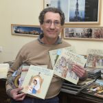 Juan Pablo Navarro posa con sus libros