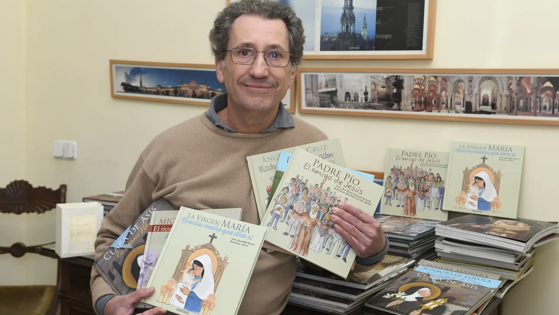 Juan Pablo Navarro posa con sus libros