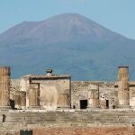 Vista de Pompeya con el Vesubio detrás