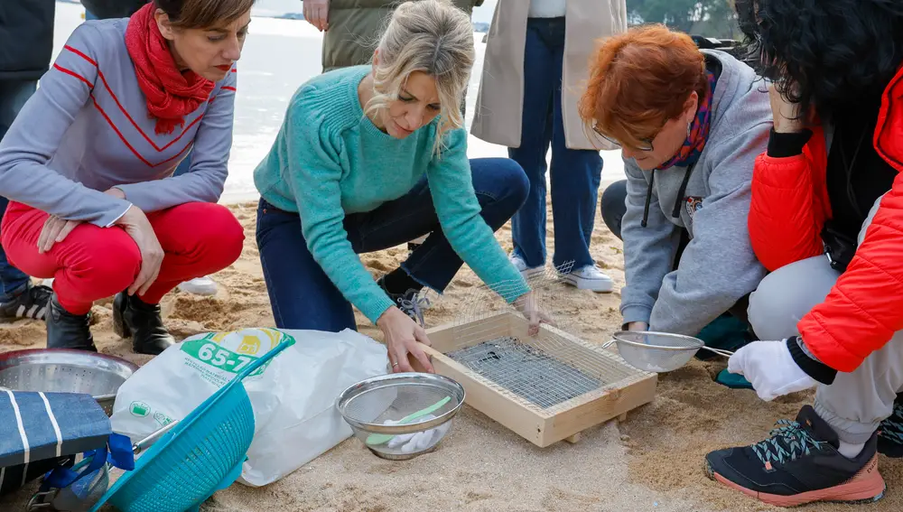 La vicepresidenta segunda del Gobierno, Yolanda Díaz, visita una de las playas afectadas por la granza o pellets