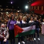 Los integrantes de Sumar, con Yolanda Díaz en el centro, muestran una bandera Palestina en apoyo al pueblo homónimo durante el acto celebrado este domingo en Madrid. 