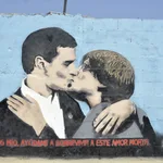 sta del la pintura del presidente Pedro Sánchez y Carles Puigdemont, dándose un beso en el mural del artista urbano TVBoy,