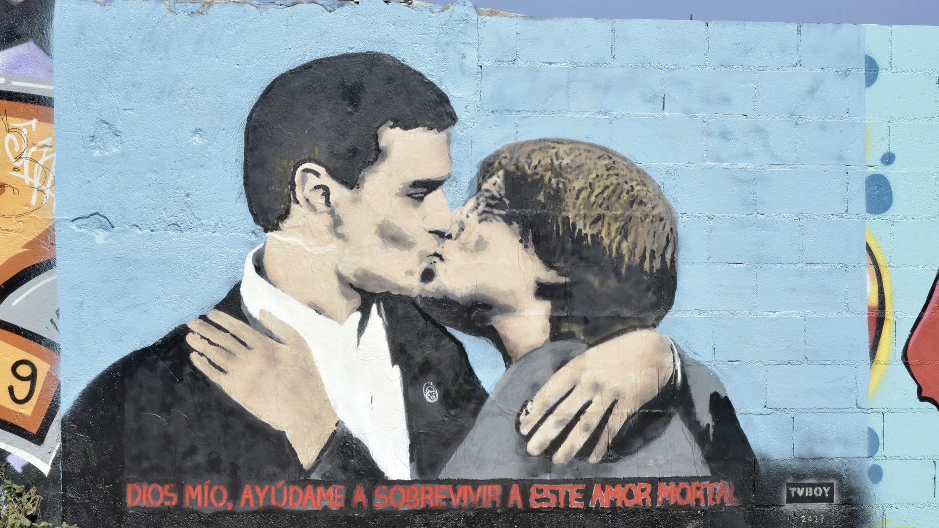 sta del la pintura del presidente Pedro Sánchez y Carles Puigdemont, dándose un beso en el mural del artista urbano TVBoy,