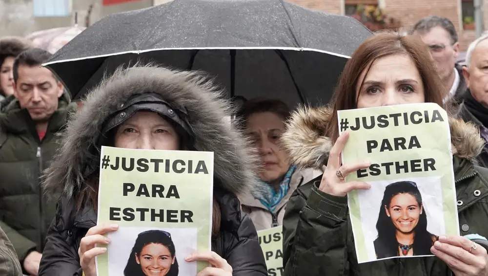 Familiares de Esther López con un cartel en el que piden justicia para la joven