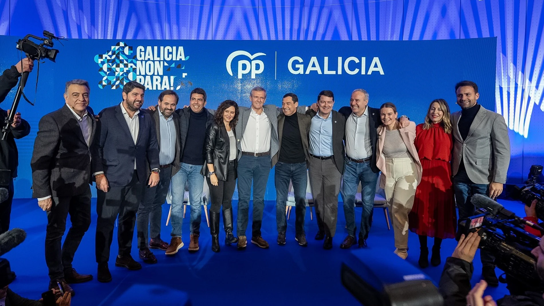 Rueda acompñado por el resto de presidentes autonómicos del PP.