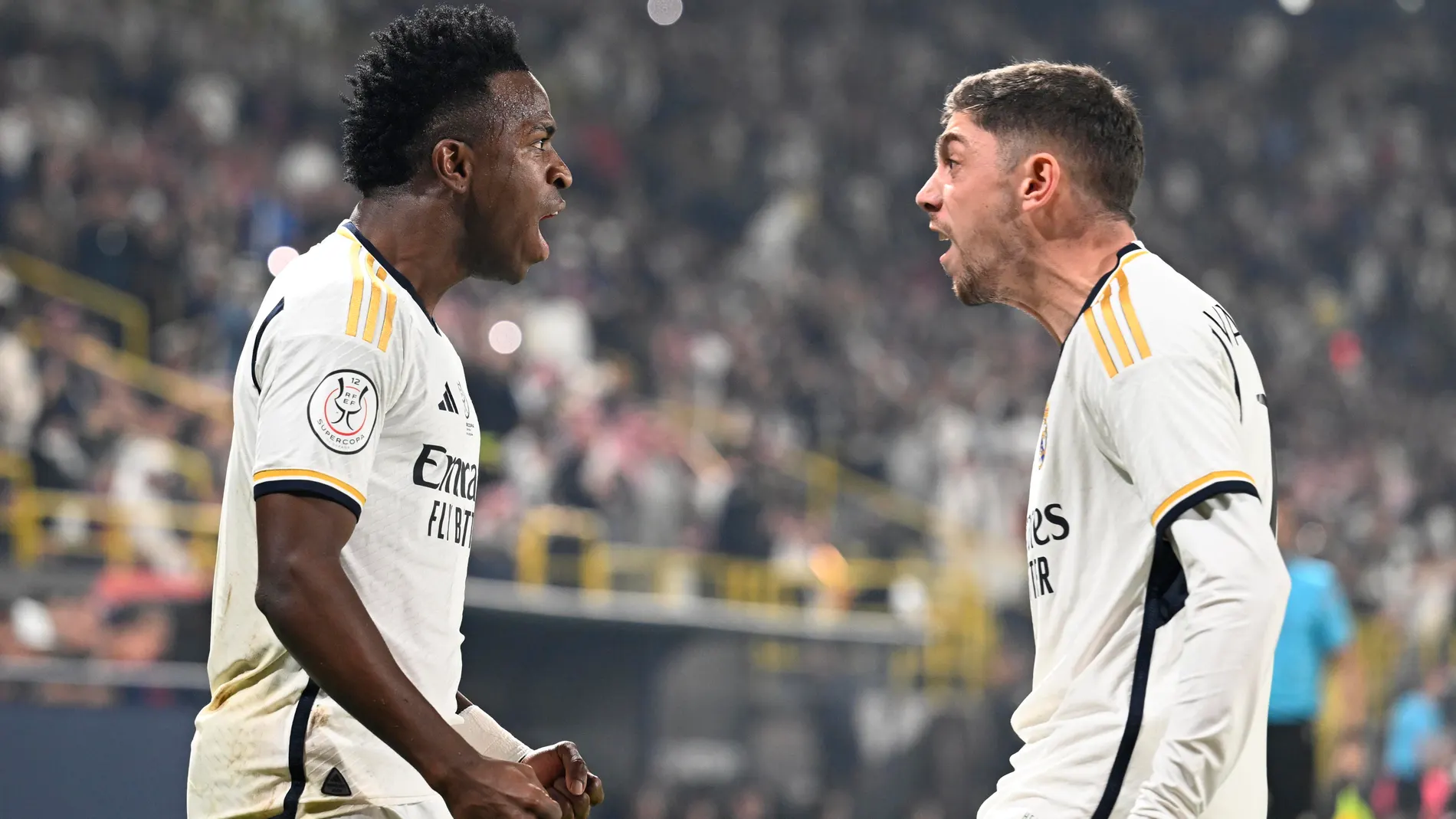 Riyadh (Saudi Arabia), 14/01/2024.- Real Madrid player Vinicius Junior (L) celebrates with teammate Federico Valverde after scoring during Spanish Super Cup final match between Real Madrid and Barcelona at Al Awal Park in Riyadh, Saudi Arabia, 14 January 2024. (Arabia Saudita) EFE/EPA/STR