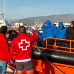 Trasladan a Motril (Granada) a 26 inmigrantes llegados a la isla de Alborán
