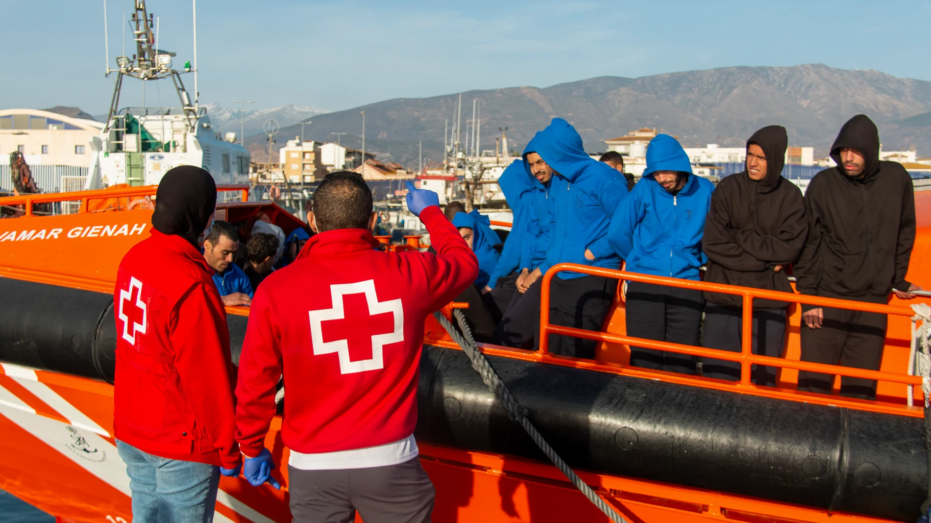 MOTRIL (GRANADA), 14/01/2024.- Efectivos de Salvamento Marítimo y del Servicio Marítimo de la Guardia Civil han trasladado este domingo al puerto de Motril a 26 personas de origen magrebí que llegaron a la isla de Alborán en dos expediciones diferentes. EFE / Alba Feixas