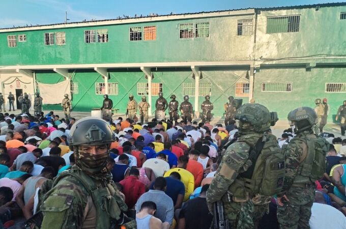 Fotografía cedida por las Fuerzas Armadas de Ecuador que muestra a agentes de la Policía y el Ejército mientras intervienen hoy una cárcel en Esmeraldas (Ecuador). 