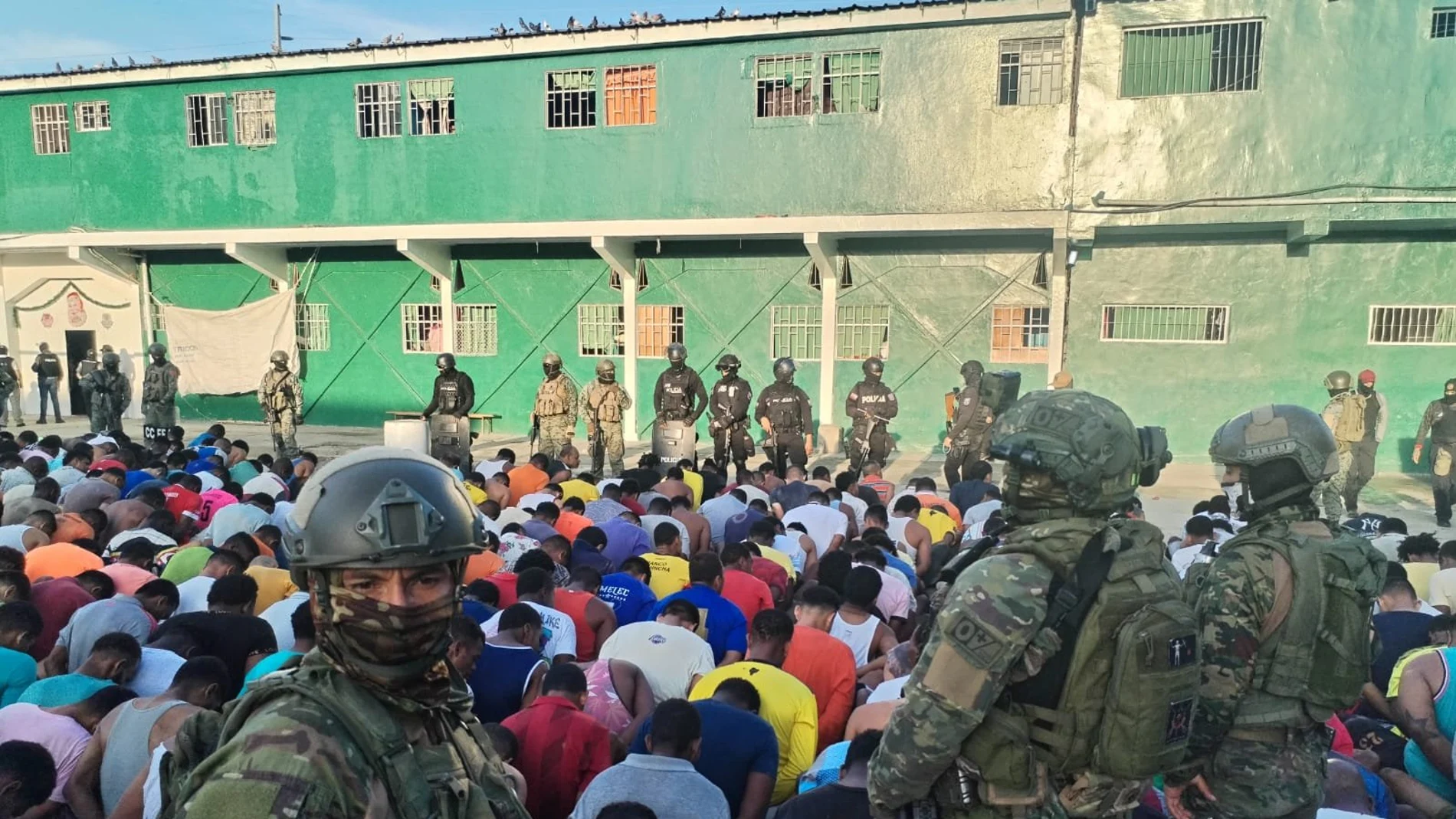 Fotografía cedida por las Fuerzas Armadas de Ecuador que muestra a agentes de la Policía y el Ejército mientras intervienen hoy una cárcel en Esmeraldas (Ecuador). 