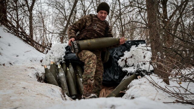Soldados ucranianos manejan piezas de artillería en Zaporiyia