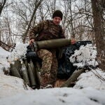 Soldados ucranianos manejan piezas de artillería en Zaporiyia