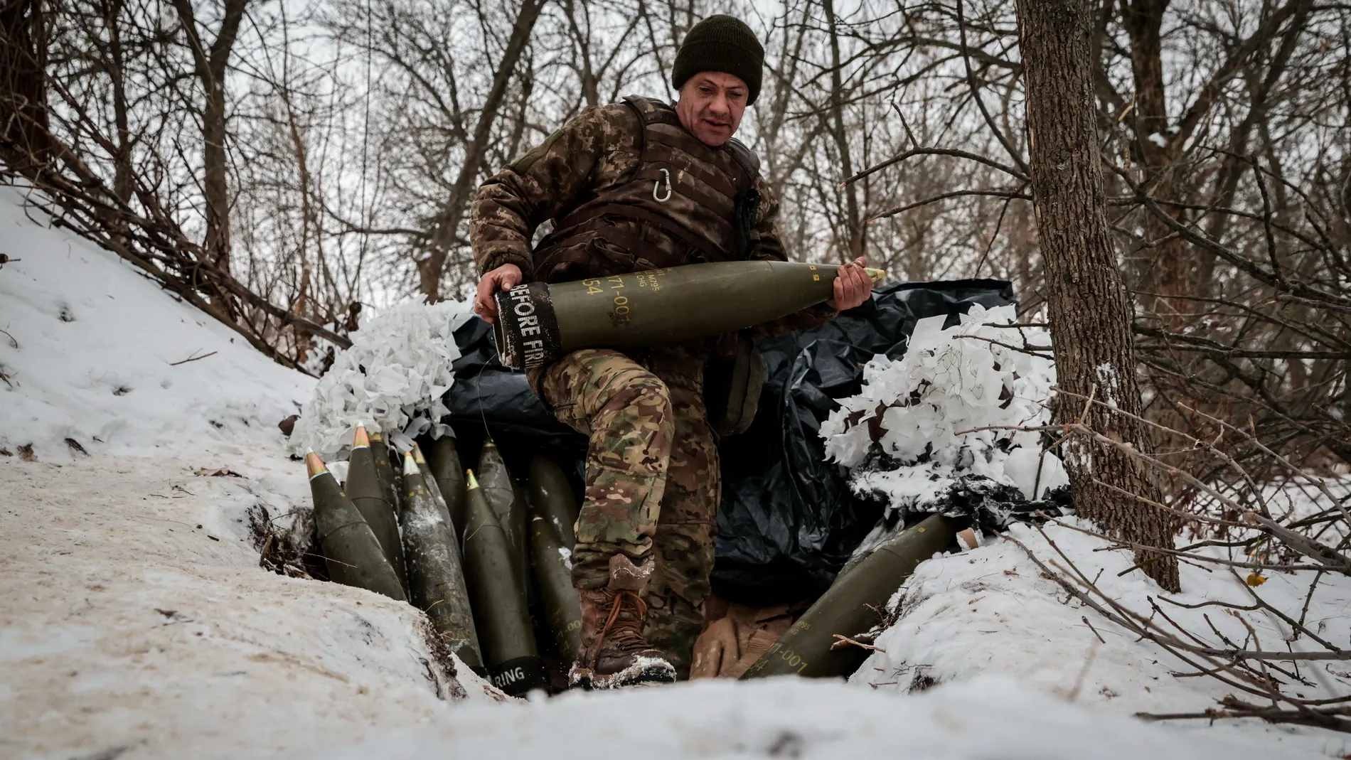 Undisclosed (Ukraine), 14/01/2024.- A Ukrainian serviceman from the 406th Artillery Brigade named after Khorunzhoy General Oleksii Almazov carries a 155mm shell to an M777 howitzer at an undisclosed location in the Zaporizhia region, southeastern Ukraine, 14 January 2024, amid Russia's invasion. Russian troops entered Ukraine territory on 24 February 2022, starting an armed conflict that has provoked destruction and a humanitarian crisis. (Rusia, Ucrania) EFE/EPA/KATERYNA KLOCHKO