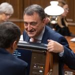 El presidente del Gobierno, Pedro Sánchez (i), conversa con el portavoz del PNV en el Congreso, Aitor Esteban (d), durante un pleno en el Congreso de los Diputados.