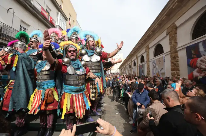 El Carnaval de Cádiz despierta con un duelo triunfal