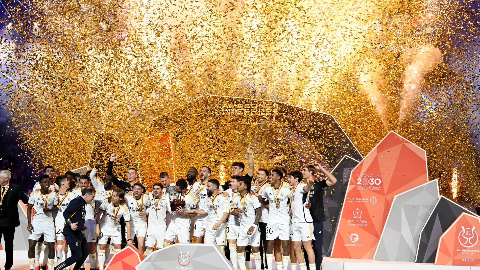 Riyadh (Saudi Arabia), 14/01/2024.- Real Madrid players celebrate on podium after winning Spanish Super Cup final match against Barcelona at Al Awal Park in Riyadh, Saudi Arabia, 14 January 2024. (Arabia Saudita) EFE/EPA/STR 