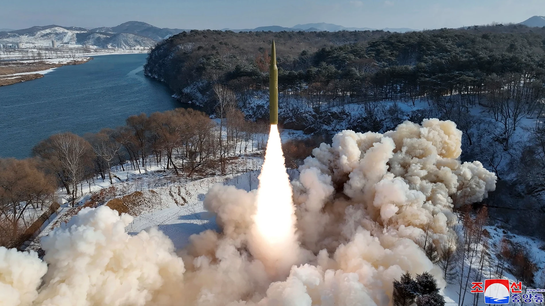Esta foto proporcionada por el gobierno de Corea del Norte, muestra lo que dice ser una prueba de vuelo de un nuevo combustible sólido de alcance intermedio en Corea del Norte el domingo 14 de enero de 2024
