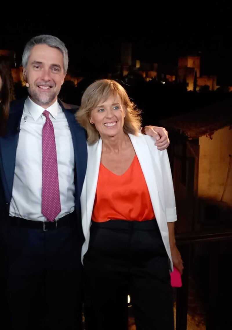 Marta Carazo y Carlos Franganillo fotografiados en el barrio del Albaicín, en Granada