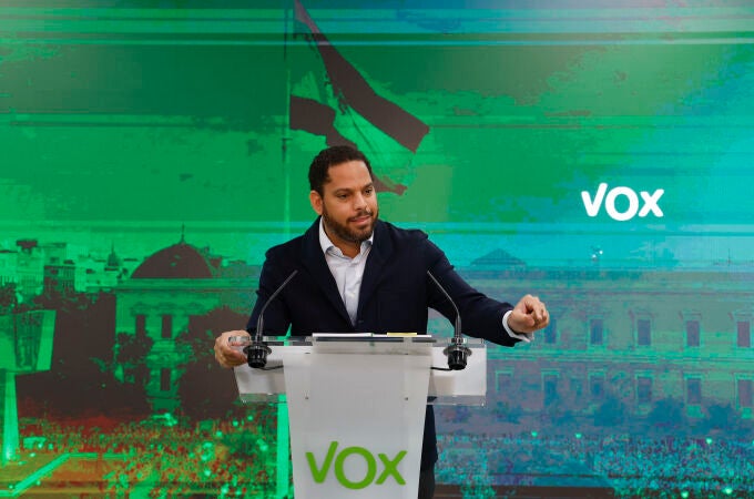El secretario general de Vox, Ignacio Garriga, informa a los medios tras la reunión del Comité de Acción del partido