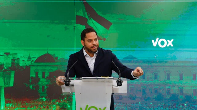 El secretario general de Vox, Ignacio Garriga, informa a los medios tras la reunión del Comité de Acción del partido