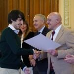 Carnero entrega uno de los premios a un estudiante en presencia del rector Antonio Largo