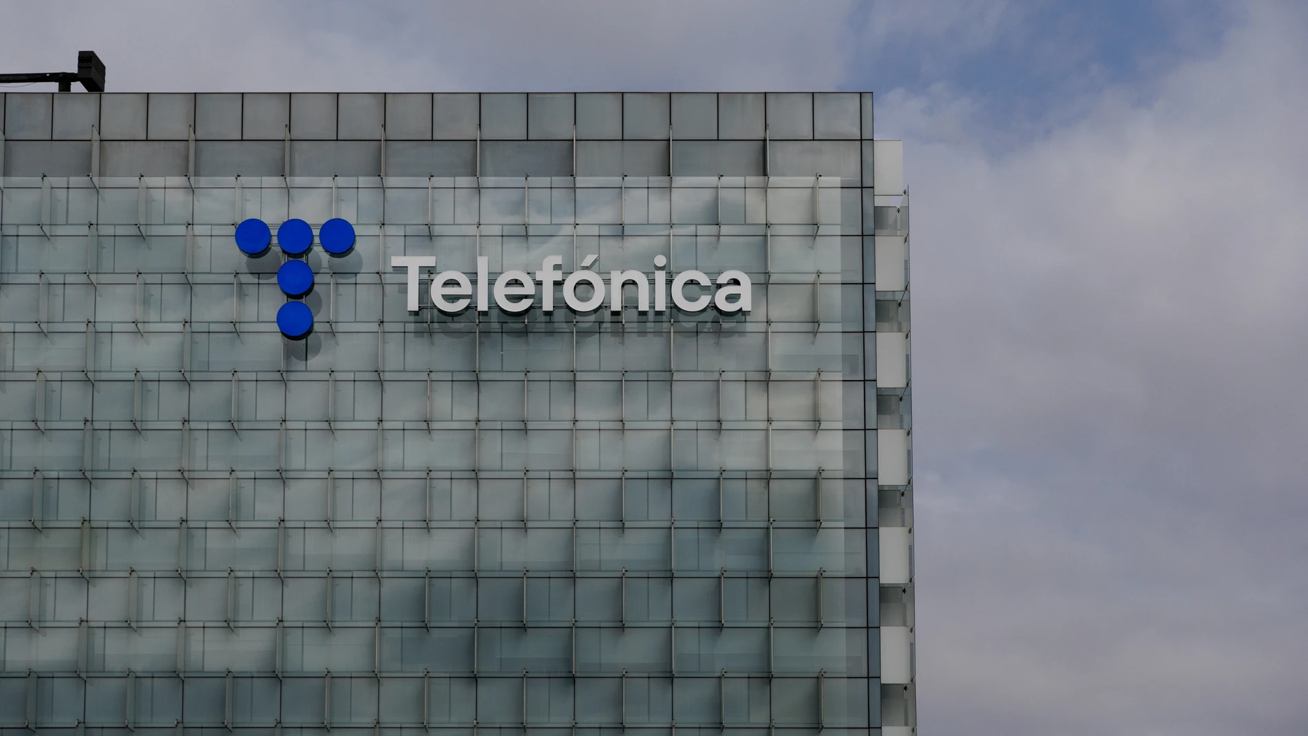 Economía.- Defensa adjudica a Telefónica por 30 millones el acuerdo marco para el sistema de comunicación satelital UHF