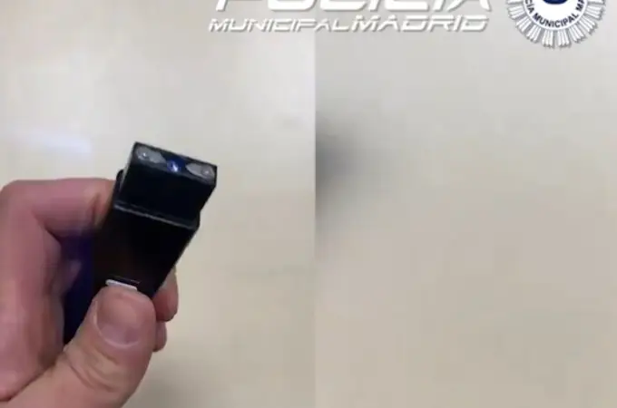La Policía Municipal de Madrid descubre en un coche una táser con forma de MP3
