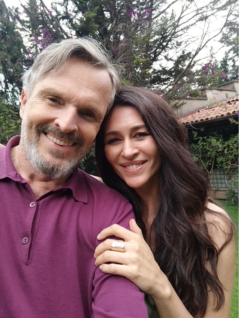 Miguel Bosé y Marilia tras la actuación de Marilia en el Arena de Ciudad de México