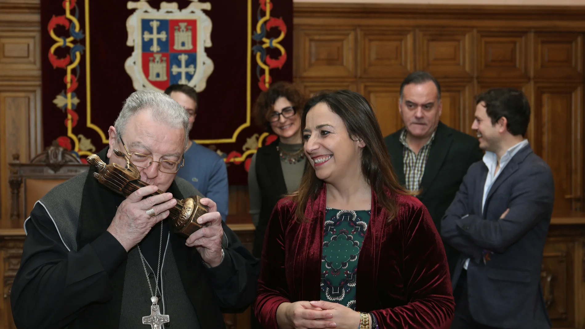 La alcaldesa de la ciudad, Miriam Andrés, preside el acto institucional de despedida del Ayuntamiento de Palencia al obispo-administrador, Manuel Herrero, tras siete años al frente de la Diócesis palentina