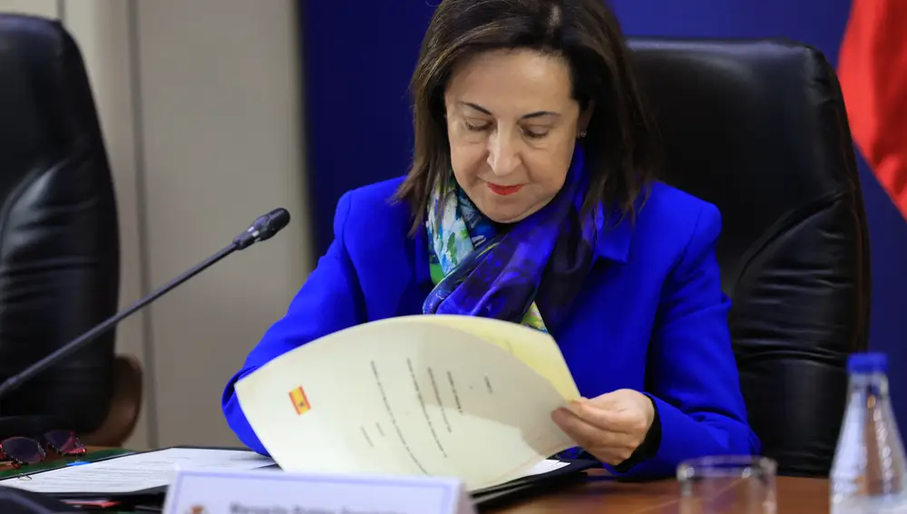 Margarita Robles firma el acuerdo de cooperación