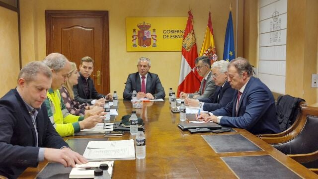 El delegado del Gobierno, Nicanor Sen, se reúne con los responsables autonómicos de la DGT, de la Agrupación de Tráfico de la Guardia Civil, Protección Civil, Aemet y Demarcación de Carreteras Oriental y Occidental