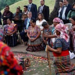 El presidente Bernardo Arévalo posa junto a indígenas guatemaltecos